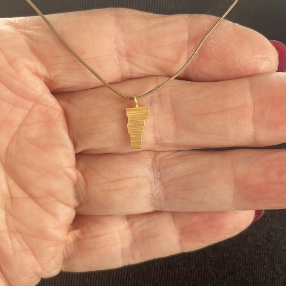 - CAI handcrafted state pendant. Vermont in gold tone on moss green cordin… - Picture 2 of 6